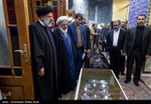 آیت الله رییسی پیش از ظهر امروز بر سرمزار سومین شهید محراب حضرت آیت الله صدوقی فاتحه خواند و پس از آن با خانواده های شهدا و اقشار منتخب مردم یزد در مسجد حظیره دیدار داشت. 