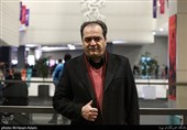 پیمان یوسفی مجری در سومین روز سی‌وهشتمین جشنواره فیلم فجر در پردیس سینمایی چارسو