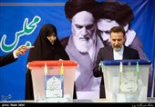 محمود واعظی و همسرش در حسینه جماران
