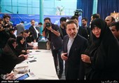 محمود واعظی و همسرش در حسینه جماران