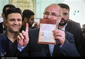 محمدباقر قالیباف  کاندیدای یازدهمین دوره انتخابات مجلس شورای اسلامی در مسجد خاتم‌الانبیاء شهرک واوان اسلامشهر  پای صندوق رای 