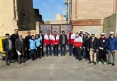 توزیع خانه به خانه ماسک توسط قهرمانان کشتی و زورخانه‌ای
