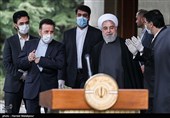 حجت‌الاسلام حسن روحانی رئیس جمهور در حاشیه آخرین جلسه هیئت دولت در سال ۹۸