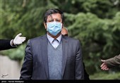 عبدالناصر همتی رئیس کل بانک مرکزی در حاشیه آخرین جلسه هیئت دولت در سال ۹۸