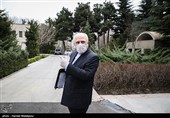 محمدجواد ظریف وزیر امور خارجه در حاشیه آخرین جلسه هیئت دولت در سال ۹۸