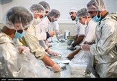 طبخ و توزیع 2000 وعده غذای گرم میان نیازمندان توسط جمعی از ورزشکاران - واوان اسلامشهر