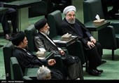 حجت‌الاسلام حسن روحانی رئیس جمهور و حجت‌الاسلام سیدابراهیم رئیسی رئیس قوه قضائیه در مراسم افتتاحیه یازدهمین دوره مجلس شورای اسلامی