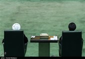 حجت‌الاسلام سیدابراهیم رئیسی رئیس قوه قضائیه و حجت‌الاسلام حسن روحانی رئیس جمهور در مراسم افتتاحیه یازدهمین دوره مجلس شورای اسلامی