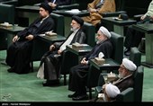 حجت‌الاسلام حسن روحانی رئیس جمهور و حجت‌الاسلام سیدابراهیم رئیسی رئیس قوه قضائیه در مراسم افتتاحیه یازدهمین دوره مجلس شورای اسلامی