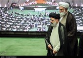ورود حجت‌الاسلام محمدی گلپایگانی رئیس دفتر مقام معظم رهبری و حجت‌الاسلام سیدابراهیم رئیسی رئیس قوه قضاییه به مراسم افتتاحیه یازدهمین دوره مجلس شورای اسلامی