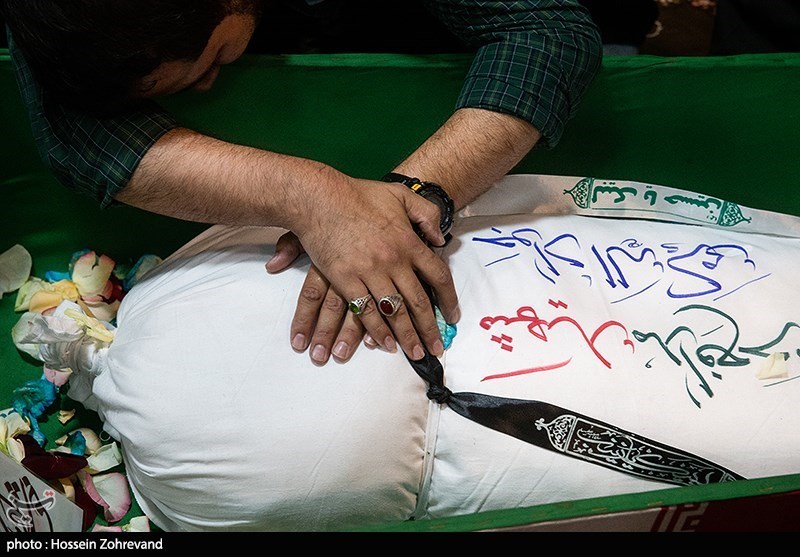 وادع با پیکر شهید مدافع حرم جواد الله کرم