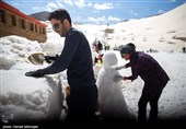 جشنواره آدم برفی‌های خوشحال با حضور خانواده ها و شهروندان تهرانی در ایستگاه 7 توچال