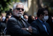 منوچهر شاهسواری مدیرعامل خانه سینما در مراسم تشییع پیکر زنده‌یاد محمدعلی کشاورز - قطعه هنرمندان بهشت زهرا(س)