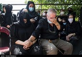 برادر و دختر زنده‌یاد محمدعلی کشاورز در مراسم خاکسپاری - قطعه هنرمندان بهشت زهرا(س)