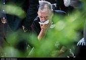 برادر زنده‌یاد محمدعلی کشاورز در مراسم خاکسپاری - قطعه هنرمندان بهشت زهرا(س)
