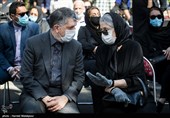 خواهر زنده‌یاد محمدعلی کشاورز و سیدعباس صالحی وزیر فرهنگ و ارشاد اسلامی در مراسم تشییع - قطعه هنرمندان بهشت زهرا(س)