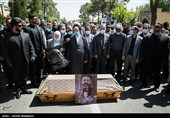 اقامه نماز بر پیکر زنده‌یاد محمدعلی کشاورز - قطعه هنرمندان بهشت زهرا(س)