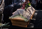 وداع خواهر زنده‌یاد محمدعلی کشاورز با پیکر وی در مراسم تشییع - قطعه هنرمندان بهشت زهرا(س)