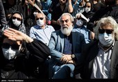 حسن اکلیلی در مراسم تشییع پیکر زنده‌یاد محمدعلی کشاورز - قطعه هنرمندان بهشت زهرا(س)
