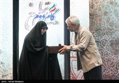 تقدیر از خانواده شهدا در همایش گام دوم تبلیغ