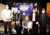 تقدیر از جمال شورجه به عنوان یک هنرمند فرهنگی عضو انجمن قلم در آئین پایانی هجدهمین دوره از جایزه قلم زرین