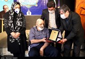 تقدیر از جمال شورجه به عنوان یک هنرمند فرهنگی عضو انجمن قلم در آئین پایانی هجدهمین دوره از جایزه قلم زرین