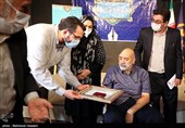 تقدیر از جمال شورجه به عنوان یک هنرمند فرهنگی عضو انجمن قلم در آئین پایانی هجدهمین دوره از جایزه قلم زرین