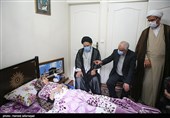 عیادت سعید اوحدی رئیس بنیاد شهید و امور ایثارگران وحجت الاسلام سید عبدالفتاح نواب نماینده ولی فقیه در امور حج و زیارت و سرپرست حجاج ایرانی از همسر شهید واقعه منا حاج ولی سلطانی