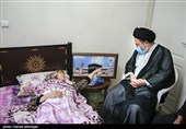 عیادت حجت الاسلام سید عبدالفتاح نواب نماینده ولی فقیه در امور حج و زیارت و سرپرست حجاج ایرانی از همسر شهید واقعه منا حاج ولی سلطانی
