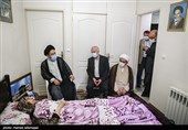 عیادت سعید اوحدی رئیس بنیاد شهید و امور ایثارگران وحجت الاسلام سید عبدالفتاح نواب نماینده ولی فقیه در امور حج و زیارت و سرپرست حجاج ایرانی از همسر شهید واقعه منا حاج ولی سلطانی