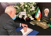 حضور ظریف در سازمان تقریب مذاهب اسلامی برای ادای احترام به مقام مرحوم آیت‌الله تسخیری