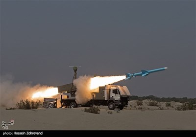 خروج ناوشکن‌های آمریکایی از دریای عمان پس از اخطار موشکی ارتش