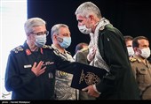 تقدیر از سردار علی فضلی توسط سرلشکر محمد باقری رئیس ستاد کل نیروهای مسلح در آیین تجلیل و تکریم سراسری یک میلیون پیشکسوت دفاع مقدس و مقاومت