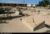 آثار تاریخی در این باغ‌ موزه وجود دارد که به دوران حضور انگلیسی‌ها در پالایشگاه این منطقه برمی‌گردد، از جمله قبرستان انگلیسی با ۵۳۸ قبر از کارمندان و افراد عالی‌رتبه پالایشگاه آبادان در آن زمان، در این محوطه قرار دارد