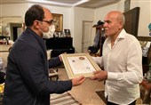 جمشید هاشم پور گواهینامه درجه یک هنری گرفت