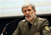 قائد الجیش الایرانی: لن نتردد لحظة واحدة فی الدفاع عن إیران