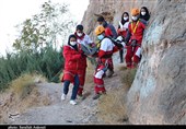 امدادگران هلال‌احمر 2 فرد گرفتار در ارتفاعات بنه‌کوه را نجات دادند