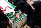 مادر شهید حدادیان خطاب به پدر روح‌الله زم: نباید از خجالت سر بلند کنید!/ اعلام برائت نکردن از پسرتان یعنی تایید جنایات او