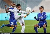 دیدار تیم‌های فوتبال استقلال و آلومینیوم اراک