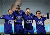 شادی مهدی قائدی و بازیکنان پس از به ثمر رساندن گل دوم تیم استقلال