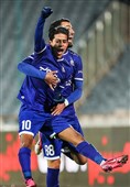 شادی مهدی قائدی پس از به ثمر رساندن گل دوم تیم استقلال