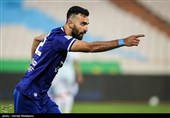 شادی ارسلان مطهری پس از به ثمر رساندن گل برتری تیم استقلال