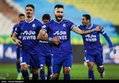 شادی ارسلان مطهری پس از به ثمر رساندن گل برتری تیم استقلال