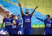 شادی ارسلان مطهری پس از به ثمر رساندن گل برتری تیم استقلال