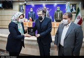 تقدیر از همسر زنده‌یاد سهیل گوهری در ششمین مجمع عمومی حزب ندای ایرانیان