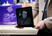 تندیس یادبود زنده‌یاد سهیل گوهری در ششمین مجمع عمومی حزب ندای ایرانیان