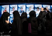 حضور خانواده‌های شهدای آتش‌نشان مقابل ساختمان پلاسکو در چهارمین سالگرد حادثه پلاسکو