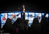 حضور خانواده‌های شهدای آتش‌نشان مقابل ساختمان پلاسکو در چهارمین سالگرد حادثه پلاسکو