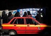حضور خانواده‌های شهدای آتش‌نشان مقابل ساختمان پلاسکو در چهارمین سالگرد حادثه پلاسکو
