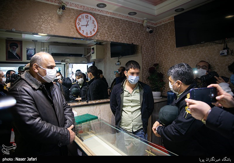 بازسازی صحنه سرقت‌ مسلحانه از طلافروشی‌
